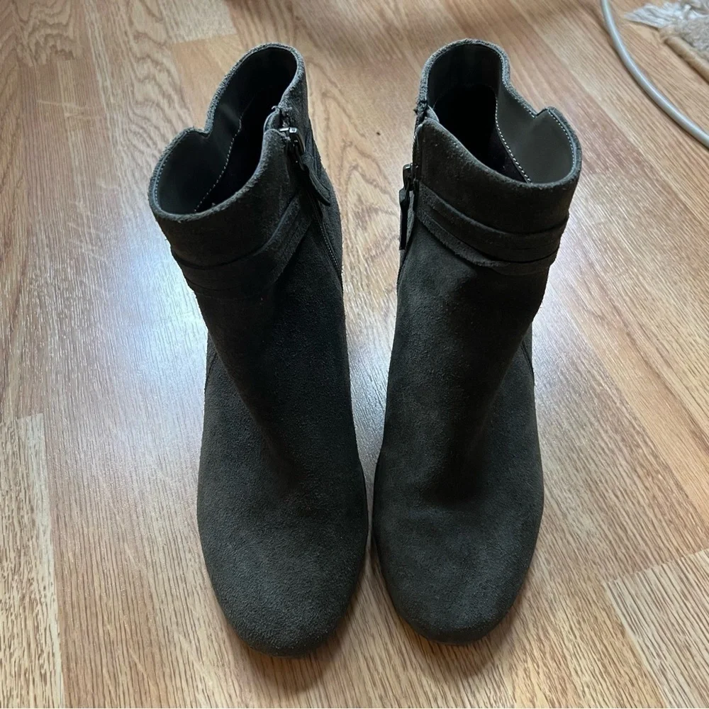 Violet & Red Jenna Suede Ankle Booties Olive Green Size 7.5 Stacked Heel